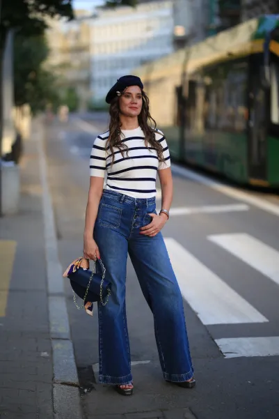 Granatowy beret francuski damski.