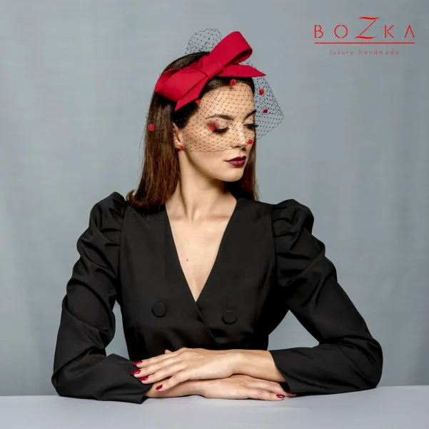 Czerwona wieczorowa opaska do włsów z woalką.