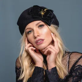 Czarny wełniany beret premium z aksamitną taśmą i biżuteryjną ozdobą.