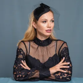 Ozdoba do włosów z woalką zakrywającą twarz.