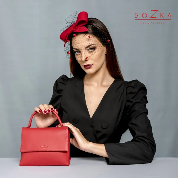 Czerwona wieczorowa opaska do włsów z woalką.