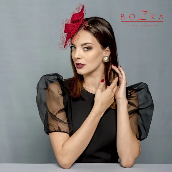 Nowoczesny stroik do włosów z woalką.