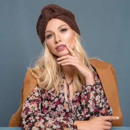 Stylowy brązowy turban na jesień i zimę.