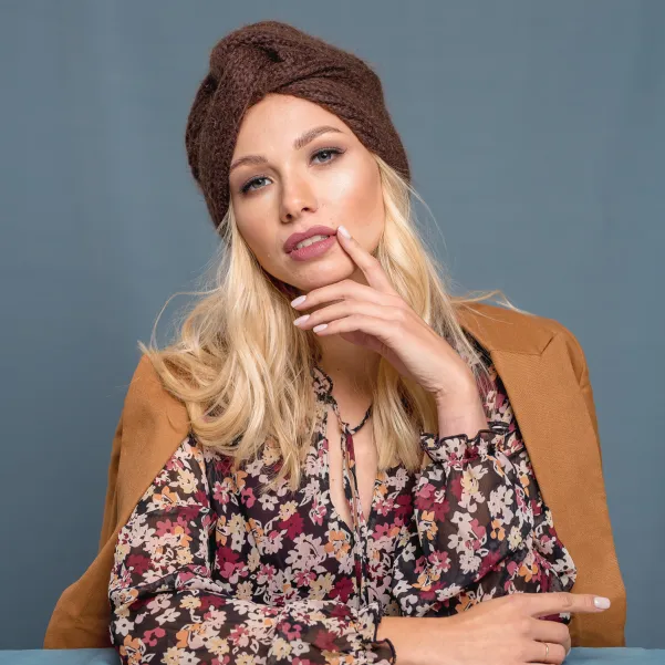 Stylowy brązowy turban na jesień i zimę.