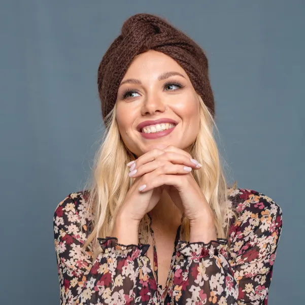 Stylowy brązowy turban na jesień i zimę.