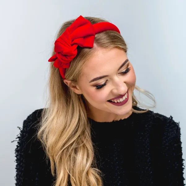 Czerwona aksamitna opaska z kokardą.