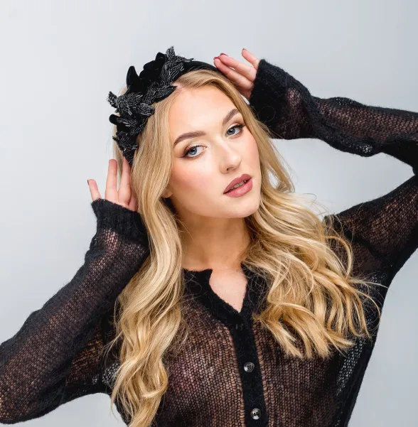 Czarna aksamitna ozdobna opaska do włosów z koralikami.