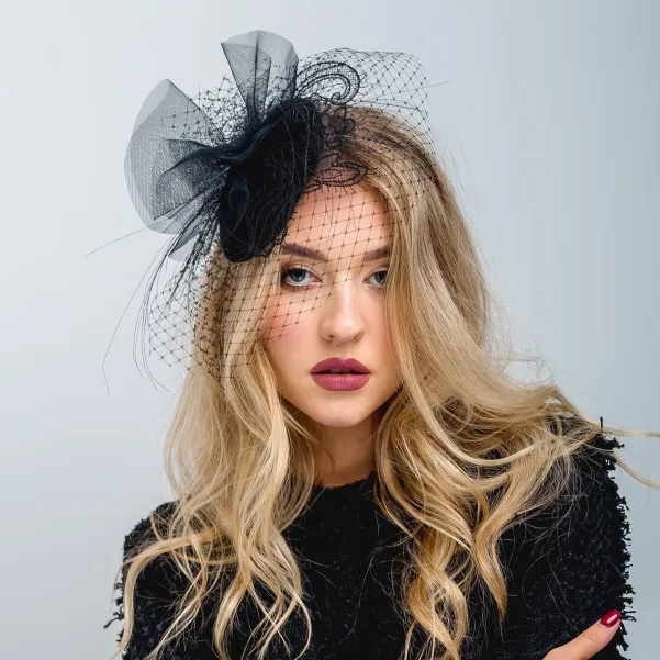 Czarny tiulowy fascynator z woalką i koronką.