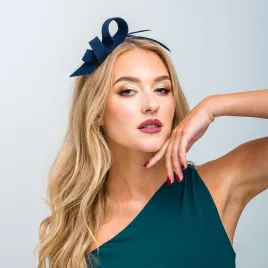 Delikatny granatowy fascynator z piórkami.