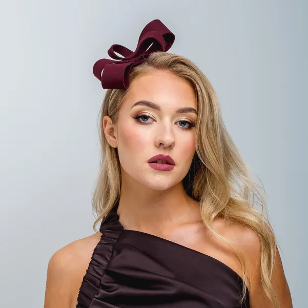 Bordowa ozdoba- kokarda na głowę.