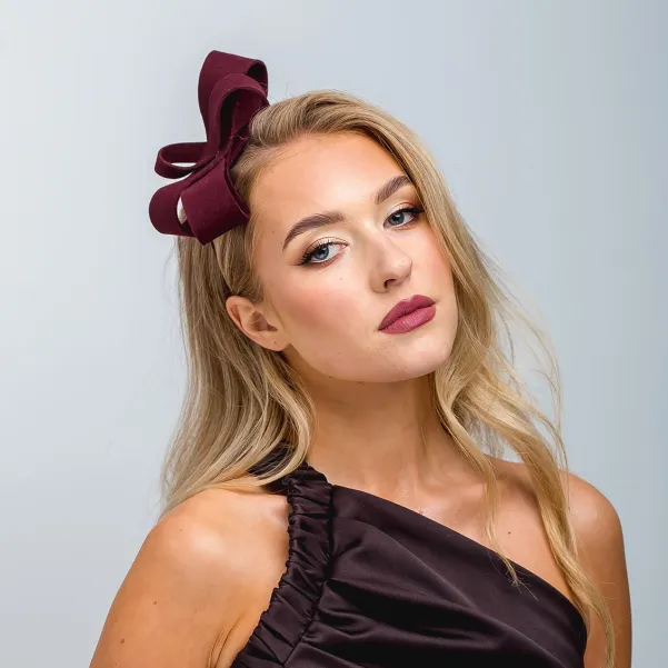 Bordowa ozdoba- kokarda na głowę.