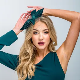 Zielony butelkowy fascynator z woalką.