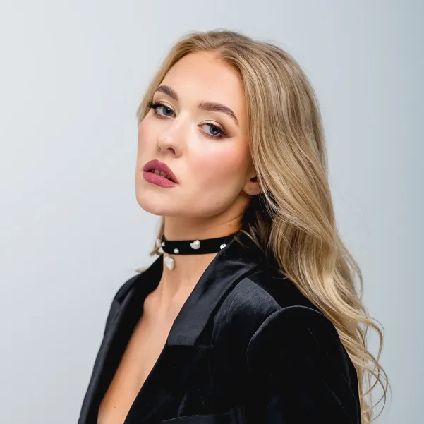 Czarny aksamitny choker z perłami naturalnymi.