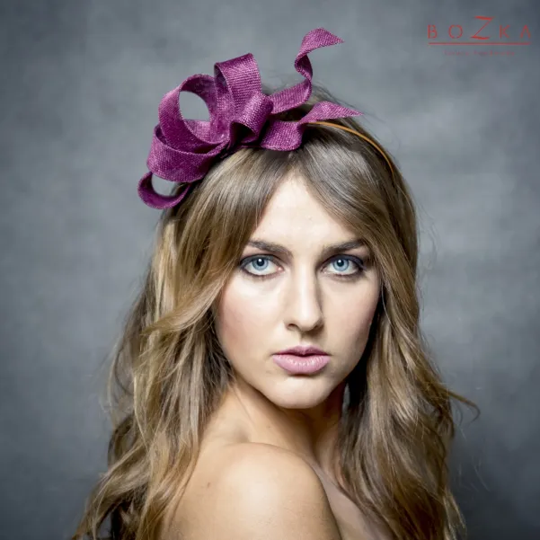 Bordowy fascynator do włosów na opasce.