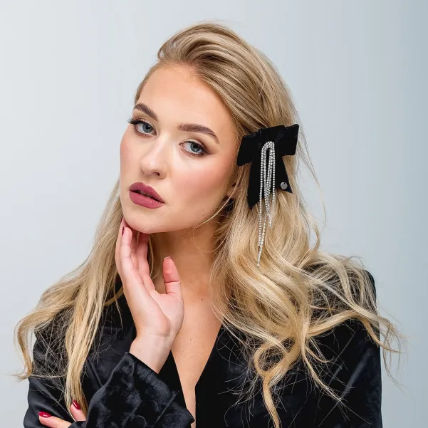 Spinka/broszka aksamitna kokarda z kryształkami.