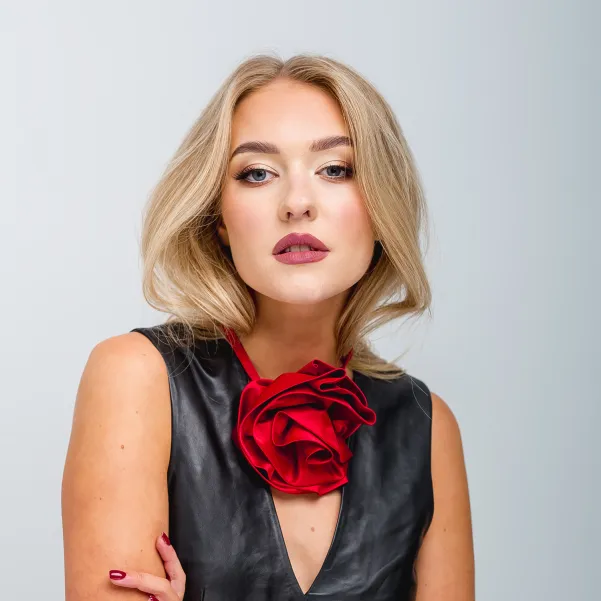 Modny naszyjnik, choker duża czerwona róża.