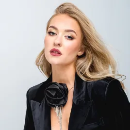 Czarny naszyjnik, choker róża z kryształkami.