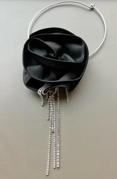 Czarny naszyjnik, choker róża z kryształkami.