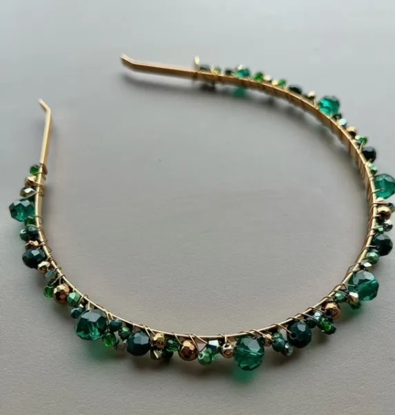 Błyszcząca szmaragdowa opaska do włosów.