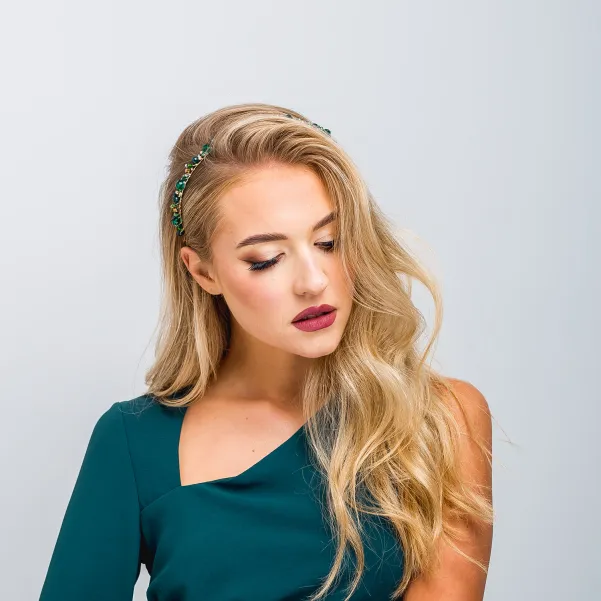 Błyszcząca szmaragdowa opaska do włosów.