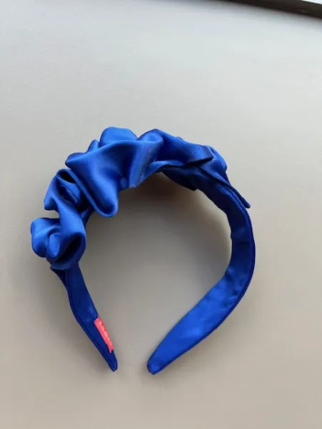 Kobaltowa elegancka satynowa opaska damska.