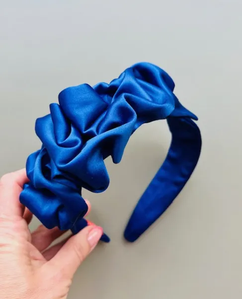 Kobaltowa elegancka satynowa opaska damska.