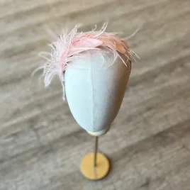 Wieczorowa opaska z piórkami pudrowy róż.