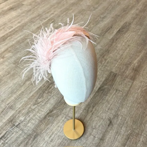 Wieczorowa opaska z piórkami pudrowy róż.