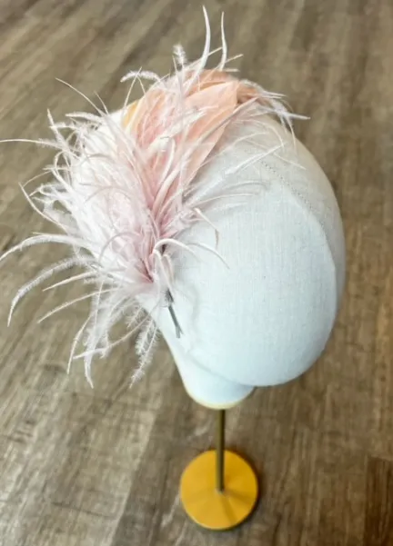 Wieczorowa opaska z piórkami pudrowy róż.