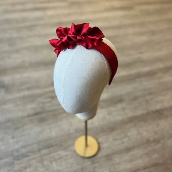 Ozdobna satynowa opaska czerwona.