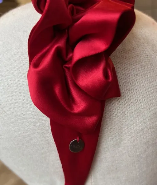 Ozdobna satynowa opaska czerwona.