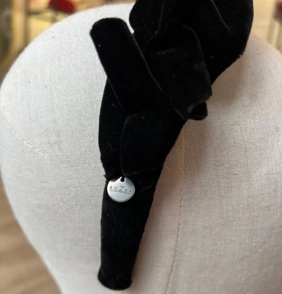 Opaska damska aksamitna, czarna ze zdobieniem.