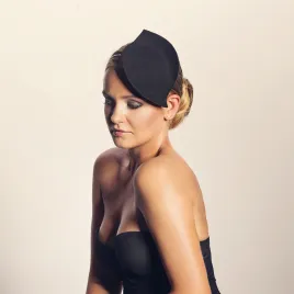 Czarny fascynator o oryginalnym kształcie liścia