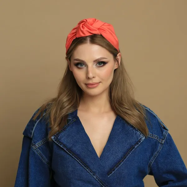 Koralowa opaska damska z wiązaniem.