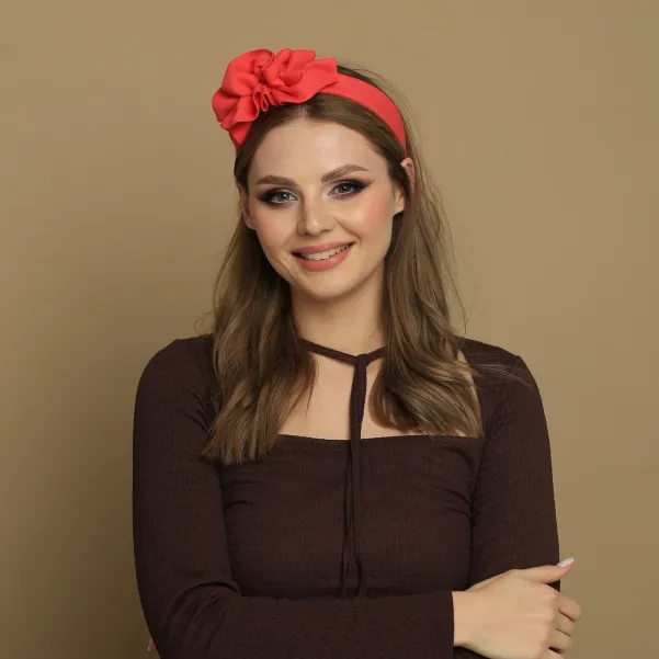 Urocza ozdobna koralowa opaska do włosów.