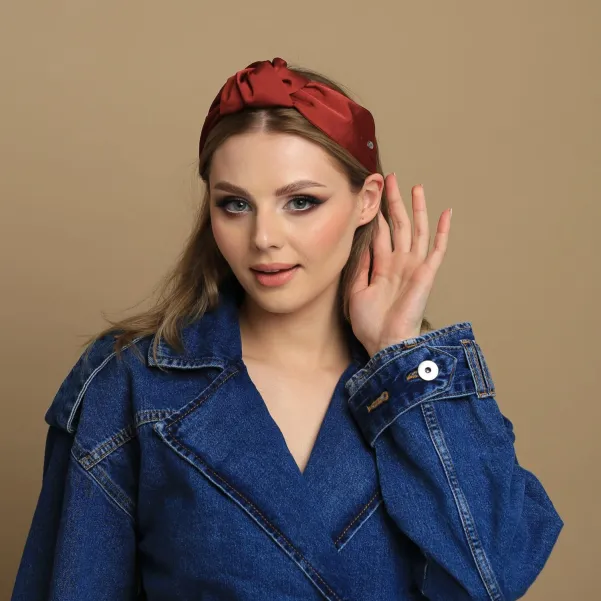 Satynowa opaska do włosów w kolorze terakota.