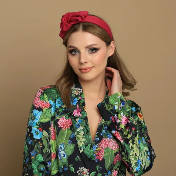 Amarantowa opaska damska z kokardą z boku.