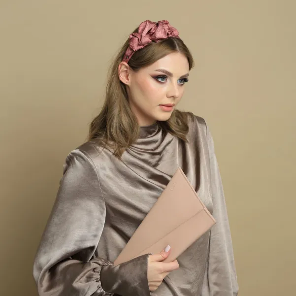 Satynowa elegancka opaska róż indyjski.