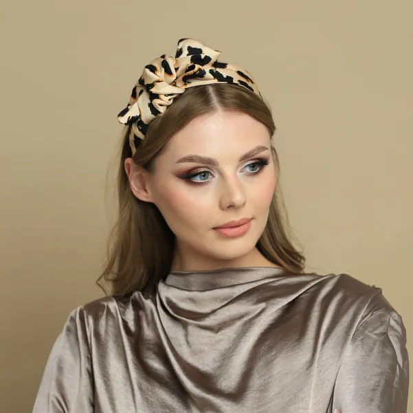 Satynowa opaska w zwierzęcy print z kokardą.