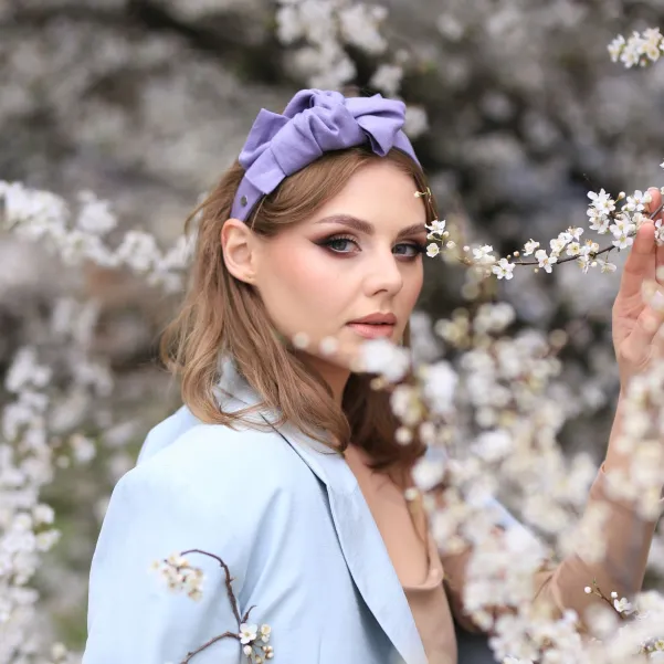 Liliowa lniana sztywna opaska z kokardką.