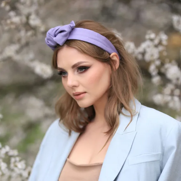 Liliowa lniana sztywna opaska z kokardką.