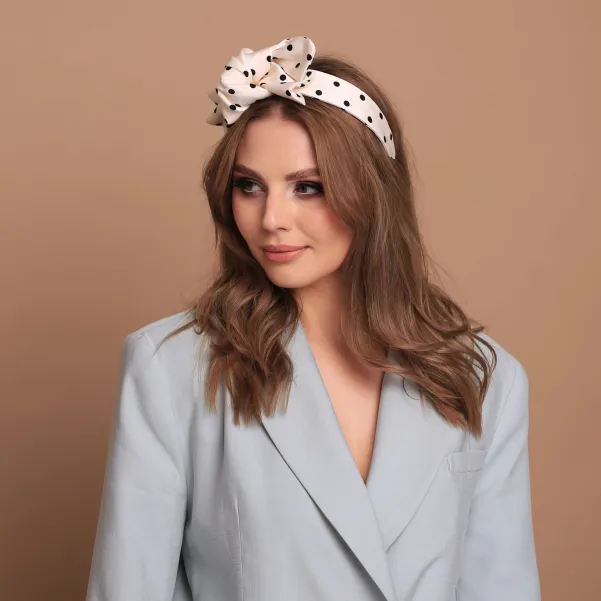 Satynowa opaska z kokardą w grochy.