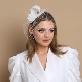 Nowoczesny fascynator ślubny z woalką.