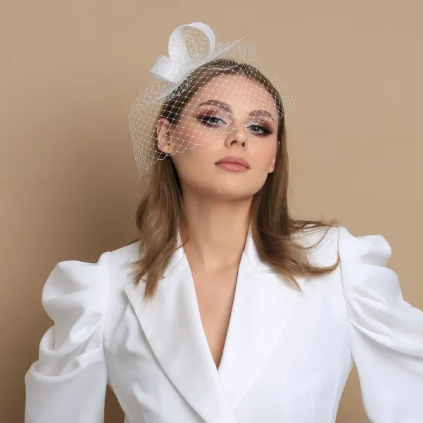 Nowoczesny fascynator ślubny z woalką.