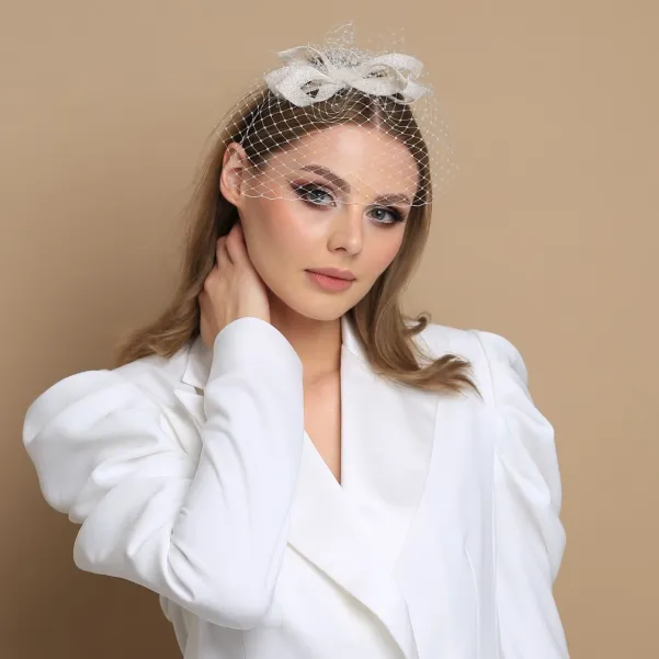 Opaska zdobiona woalką.