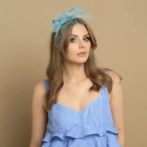 Turkusowy fascynator z woalką.