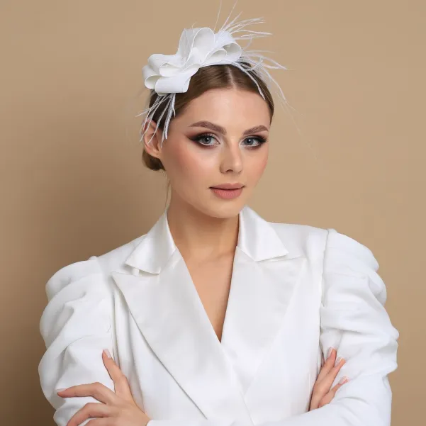 Jedwabny ślubny fascynator z piórkami