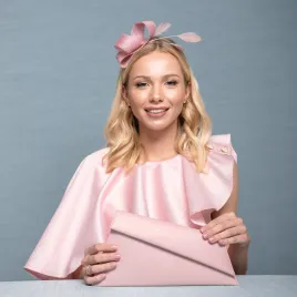 Torebka kopertówka ze skóry w pastelowym różu.