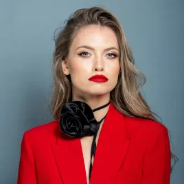 Czarny naszyjnik z kwiatem.