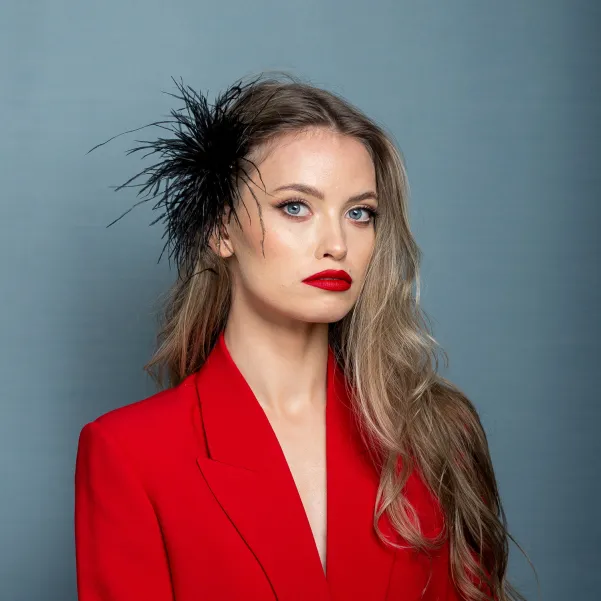 Broszka i fascynator w jednym z czarnych piór.